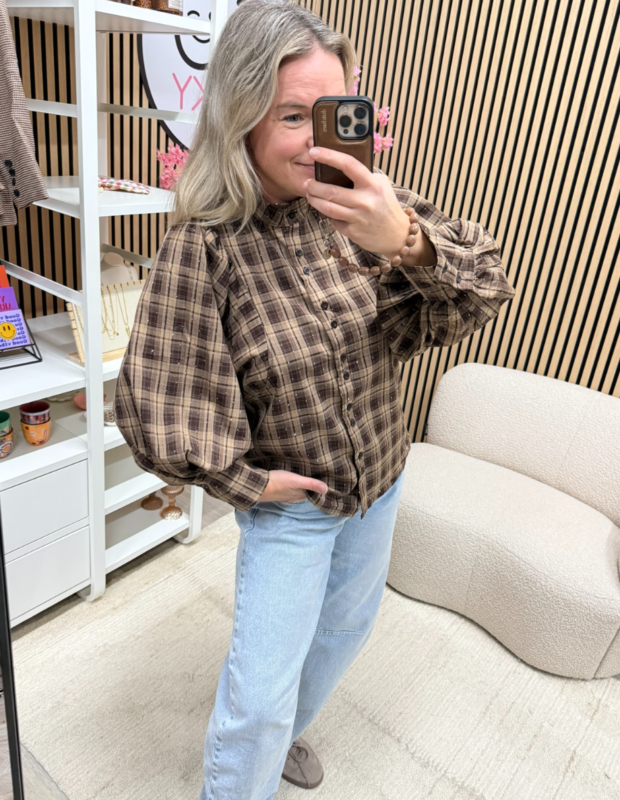 model draagt geruite blouse met ballonmouwen en strass bruin beige - So Lucky