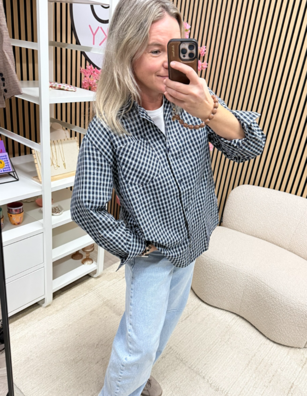 model draagt geruite blouse blauw wit met strass steentjes - So Lucky