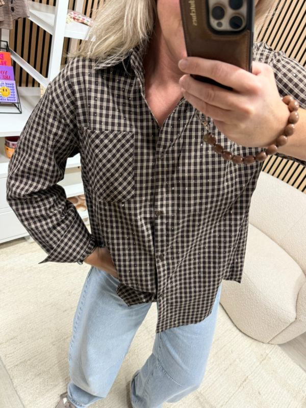 model draagt geruite blouse kleine ruit met strass bruin beige - So Lucky