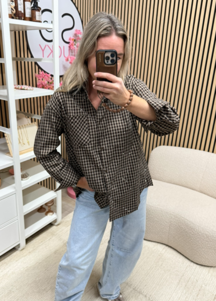 model draagt bruin beige geruite blouse met kleine ruit en strass - So Lucky