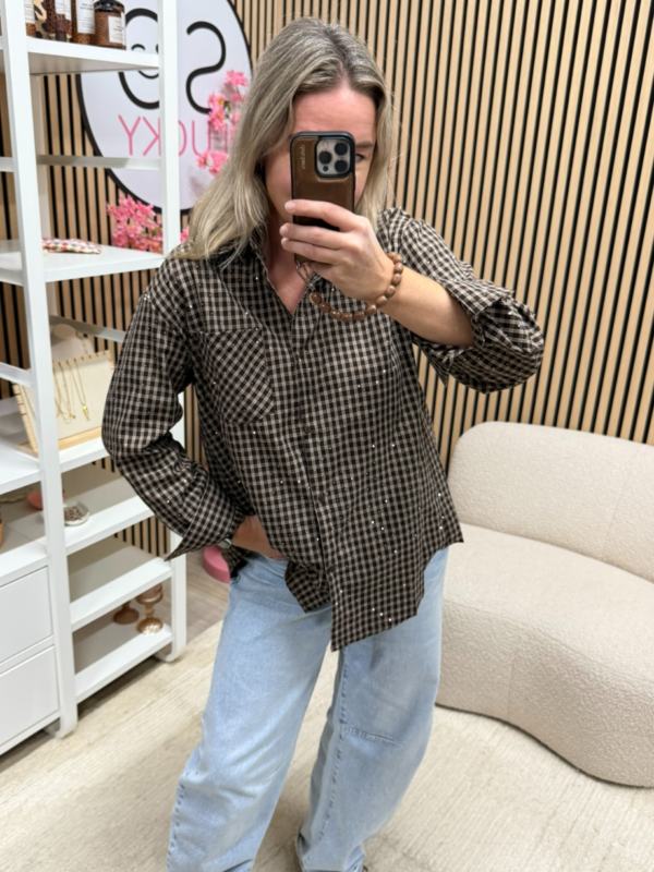 model draagt bruin beige geruite blouse met kleine ruit en strass - So Lucky
