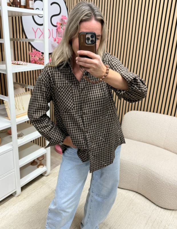 model draagt bruin beige geruite blouse met kleine ruit en strass - So Lucky