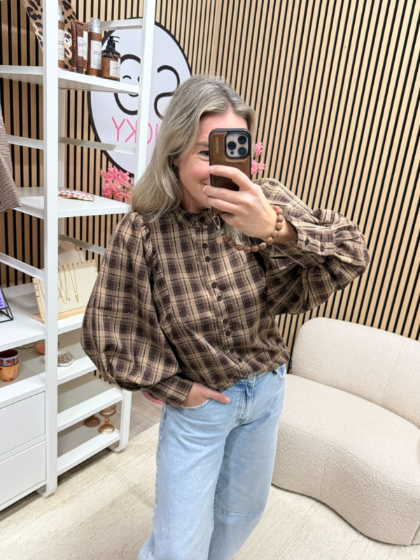 model draagt geruite blouse met lager ingezette ballonmouwen - So Lucky