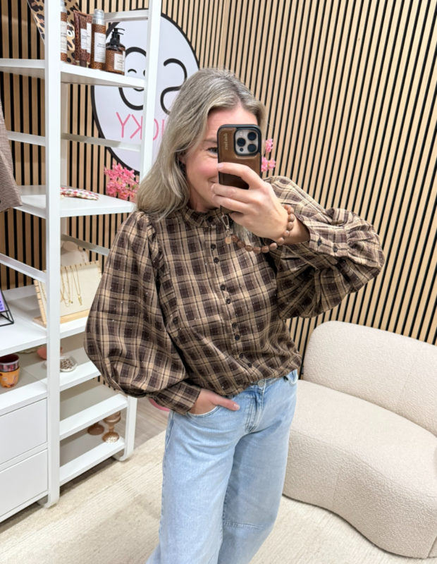 model draagt geruite blouse met lager ingezette ballonmouwen - So Lucky
