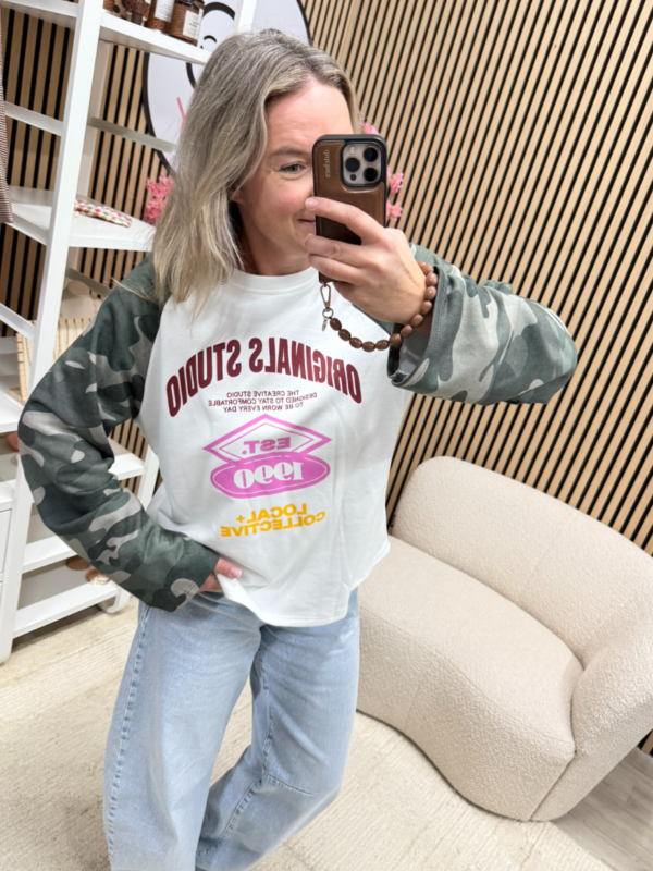 model draagt sweater army print Originals Studio - So Lucky