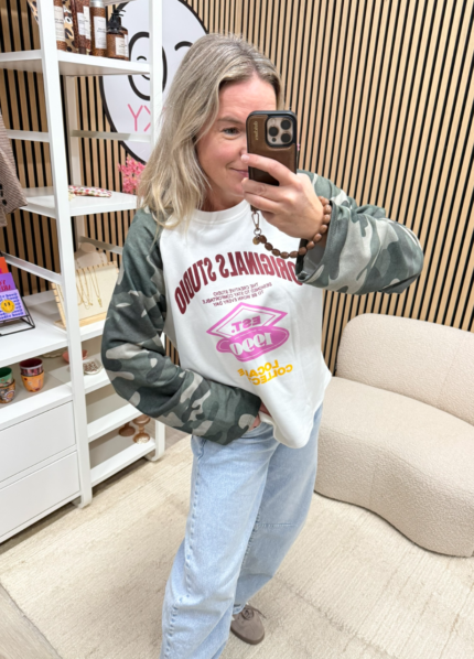model draagt witte sweater met army print mouwen - So Lucky