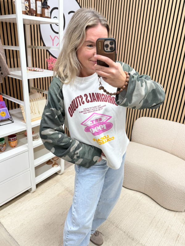 model draagt witte sweater met army print mouwen - So Lucky