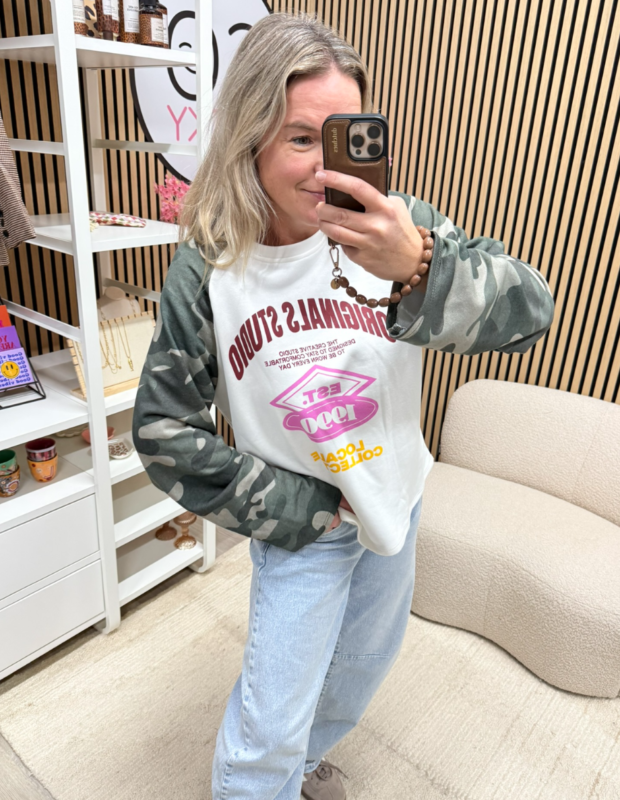 model draagt witte sweater met army print mouwen - So Lucky
