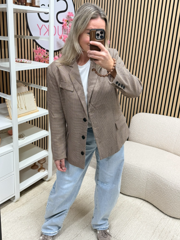 model draagt beige bruine dames blazer op jeans - So Lucky