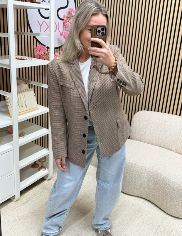 model draagt beige bruine dames blazer op jeans - So Lucky
